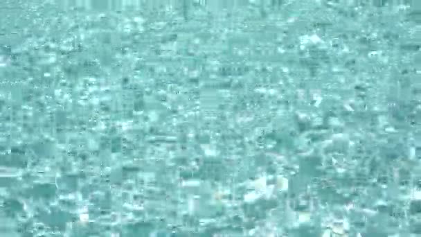 Textura de la superficie del agua, olas y ondulaciones limpias de la piscina de cámara lenta, refracción de la luz del sol vista superior textura arena blanca del lado del mar, sol brillo fondo de agua. Fondo cáustico del agua. — Vídeo de stock