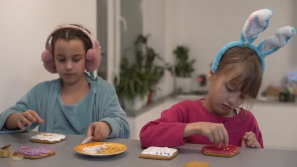 Dwa słodkie siostry zrobić i udekorować ciasteczka — Wideo stockowe