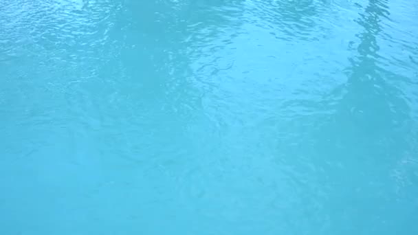 Textura de la superficie del agua, Lento movimiento bucle limpio piscina ondulaciones y olas, Refracción de la luz del sol vista superior textura lado del mar arena blanca, sol brillo agua lazo fondo , — Vídeo de stock