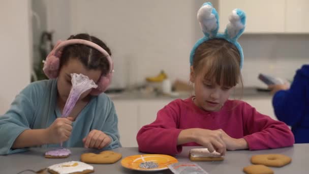 Two little girls making gingerbread cookies at home. — Stock Video