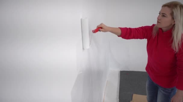 Decoración femenina pared de pintura con rodillo interior — Vídeos de Stock