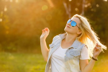 Güzel sarışın kadın parkta yalnız.