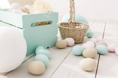 Mutlu Paskalyalar. Üzerinde altın ve mavi benekli paskalya yumurtaları olan çerçeveler. beyaz arkaplanda izole