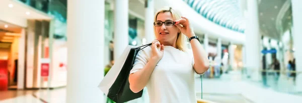 Mujer con compras en el centro comercial —  Fotos de Stock