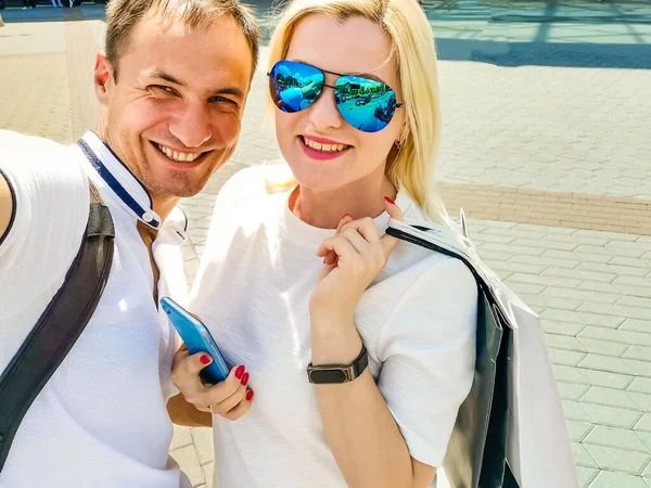 Genç çift, yakışıklı esmer adam ve spor giyim içinde güzel bir kadın sokak çalışması sırasında akıllı telefonda selfie çekiyorlar sağlıklı ve formda bir yaşam tarzı.. — Stok fotoğraf