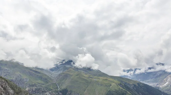 Panorama hory s mraky, Švýcarsko — Stock fotografie
