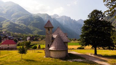 Arnavutluk 'taki Theth Vadisi' ndeki köy sahnesi.