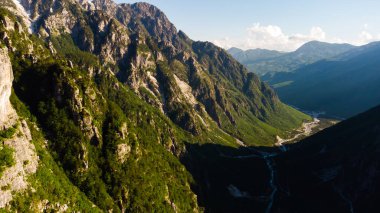 Arnavutluk Alpleri 'ndeki Ulusal Park' taki Dağ manzarası.