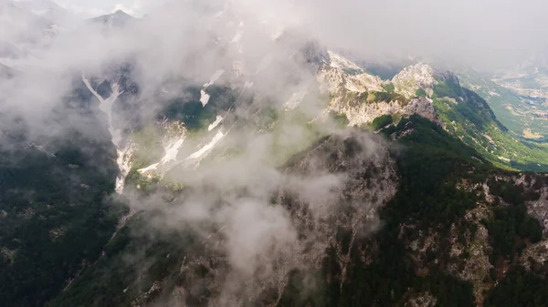 Bulutlardaki dağ manzarası — Stok fotoğraf