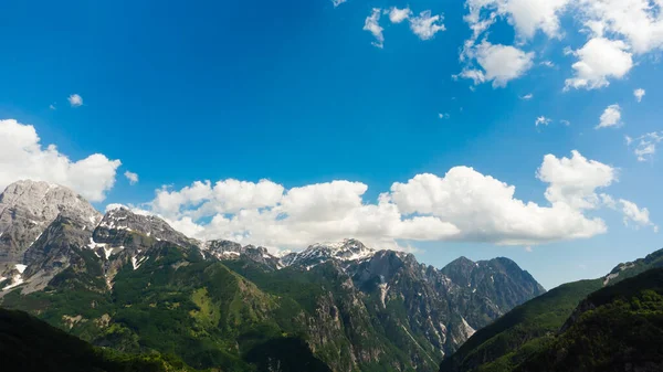 Hermoso paisaje en Albania con montañas — Foto de Stock