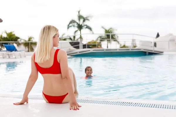 L'été en ville. Joyeux jeune femme près de la piscine — Photo