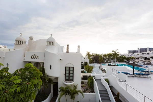 Het terras met uitzicht op zee in luxe hotel, Santorini eiland, Griekenland — Stockfoto