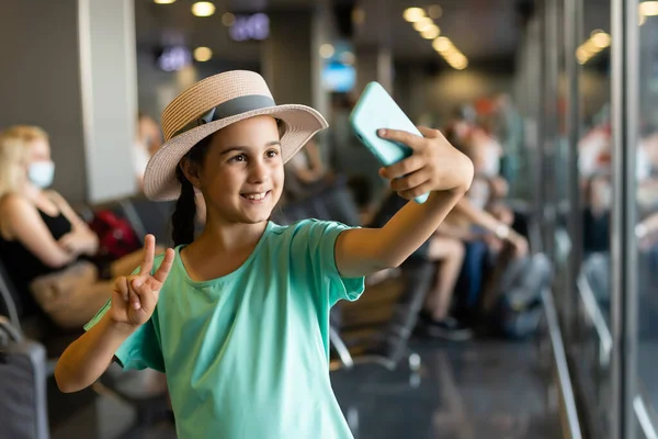 Piękna dziewczynka posiadająca paszport i kartę pokładową na lotnisku — Zdjęcie stockowe