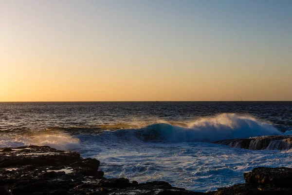 Cena noturna no mar, pedras, oceano calmo — Fotografia de Stock