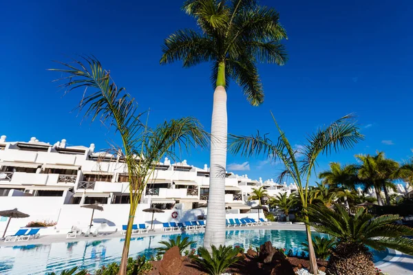 Piscina exterior de verano y tumbonas. En el hotel para descansar . — Foto de Stock