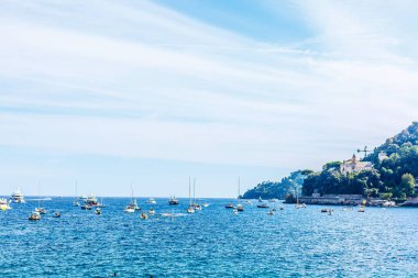 İtalya 'nın küçük limanında balıkçı tekneleri.