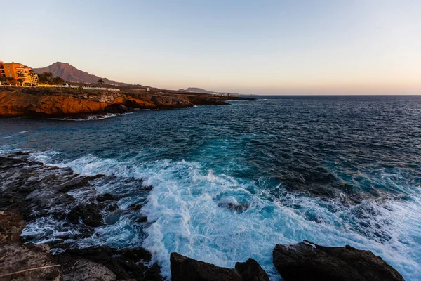 Costa tranquila do mar com pedras no crepúsculo, fundo natural do mar — Fotografia de Stock