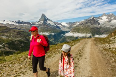 İsviçre Alpleri 'ndeki Matterhorn yakınlarındaki turistik gezinin inanılmaz manzarası..