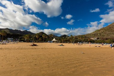 mükemmel kumsal sıcak yaz gününde