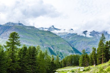 Dağlarda sabah, yağmurdan sonra bulutlar