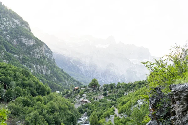 国立公園の山の風景アルバニアのアルプスのテス. — ストック写真