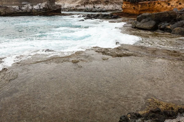 Calm ocean in the morning. ocean shore with stones — Stock Photo, Image