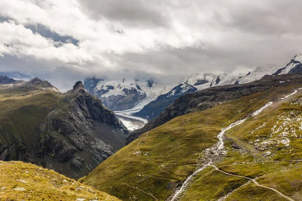 スイスの山々を巡る美しい探検ツアー. — ストック写真