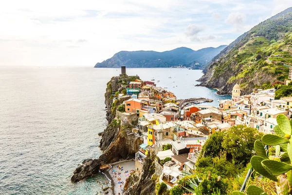 Playa de piedra en italia, parece un pequeño pueblo junto al mar — Foto de Stock