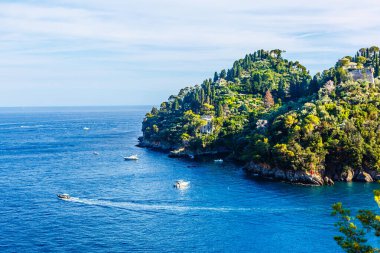 Ligurya ve Akdeniz limanında denize demirlemiş balıkçı tekneleri Ulusal Park Cinque Terre Sahili kıyısındaki Riviera di Levante kıyısında mavi gökyüzü, Riomaggiore köyü, Liguria, İtalya.