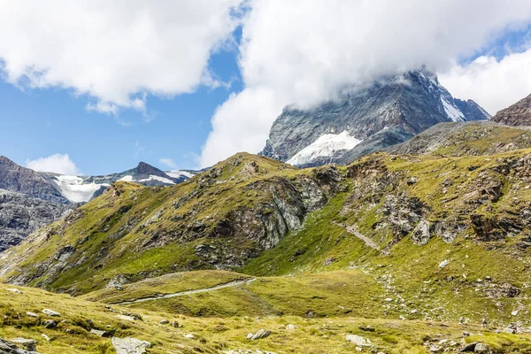 スイスアルプスの上から山の上から雲の層のパノラマ — ストック写真