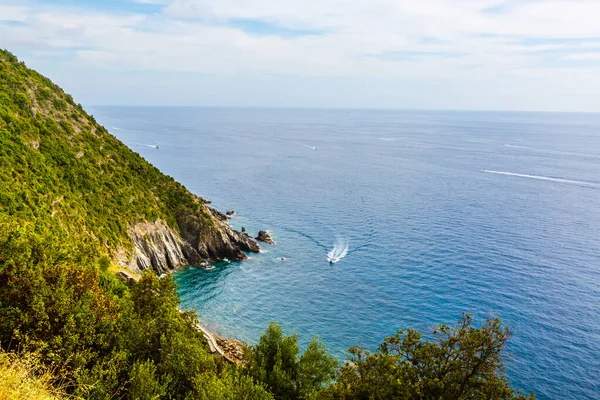 Łodzie rybackie zacumowane na wodzie w porcie Morza Liguryjskiego i Śródziemnego w pobliżu linii brzegowej Riwiery di Levante Parku Narodowego Cinque Terre Coast z błękitnym niebem, Riomaggiore wsi, Liguria, Włochy. — Zdjęcie stockowe
