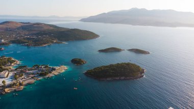 Ksamil 'de mavi denizi olan güzel bir sahil. Arnavutluk, Avrupa.