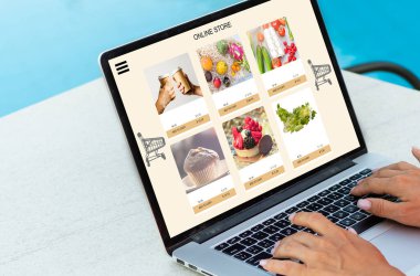 Oturan kadını kapat ve internetten yemek sipariş et. Bilgisayardan alışveriş arabası işlevi web sayfasına ek olarak..