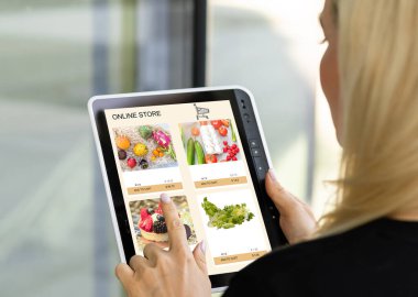 İnternetten yemek sipariş etmek için tablet kullanan kadın eller
