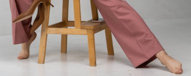 Beyaz arka planda güzel kadınların ayakları ve bacakları