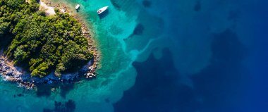 Sahilden arka plan olarak. Turkuaz su arka planı. Havadan gelen yaz deniz manzarası.