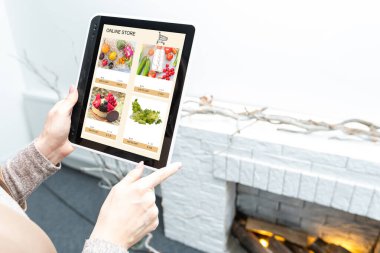 Kadın evde tablet sipariş gıda teslim kullanma