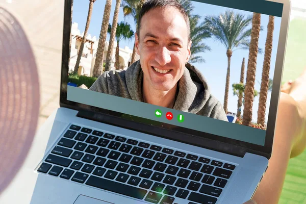 Joyeux jeune homme travaillant à distance de la plage avec ordinateur portable — Photo