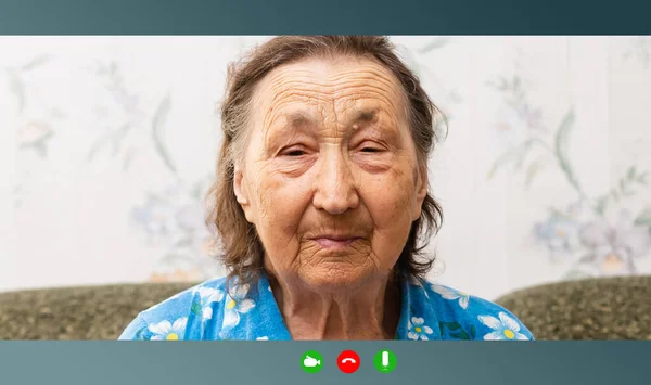 POV παλιά ηλικιωμένη γυναίκα βίντεο κλήση εικονική συνάντηση με την οικογένεια — Φωτογραφία Αρχείου