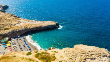 Yunanistan 'ın Girit adasındaki Rethymno şehir plajı bir İHA' dan.