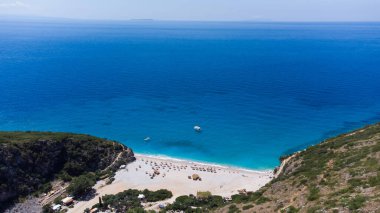 Arnavutluk 'ta yaz mevsimi İyon deniz kıyıları plajları manzaralı