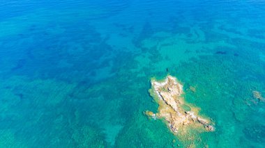 Bir İHA tarafından ele geçirilen küçük bir ada..