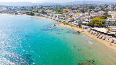 Açık turkuaz su ile güzel bir plaj. Crete island, Yunanistan.