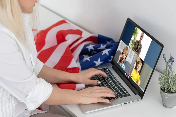 Militar usando portátil conferencia en línea con la familia — Foto de Stock