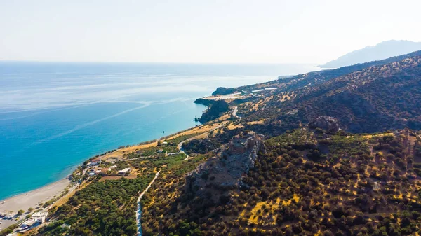 空中自然希腊景观与海洋湾和空旷沙滩。希腊克里特岛美丽的度假和旅游目的地. — 图库照片