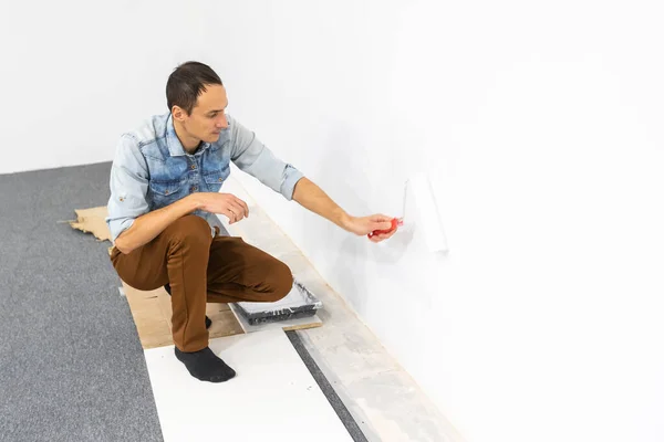 Чоловік малює будинок в концепції DIY — стокове фото