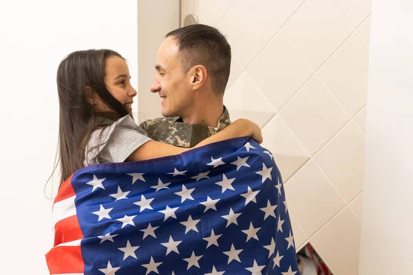 Soldado veterano volta para sua família do exército. — Fotografia de Stock