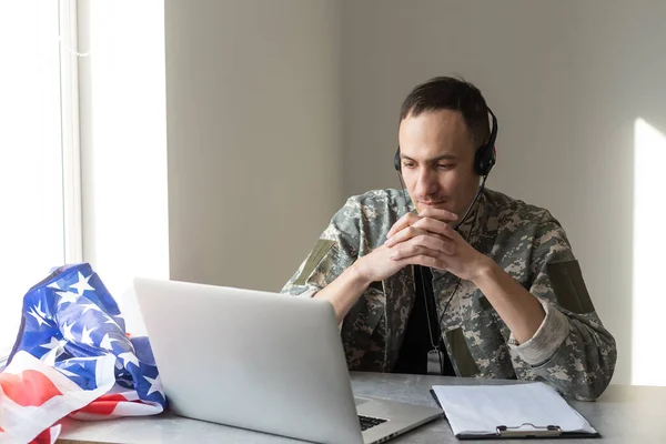 Soldado trabajando con portátil en el edificio de la sede — Foto de Stock