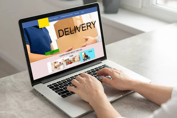 Online shopping. laptop with banner delivery — Stock Photo, Image