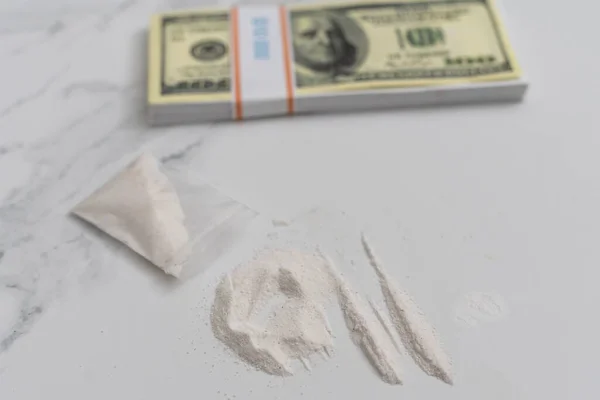 위험 한 상업용 마약 실험실: 백색 분말, 주사기 및 돈 — 스톡 사진